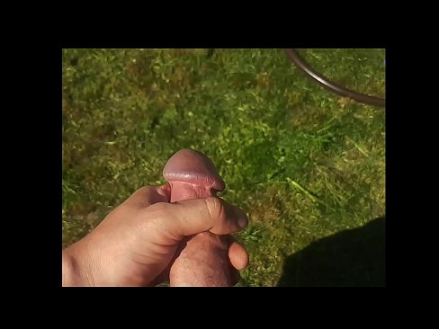 ❤️ Vruća zgodnica jebe svoju ružičastu macu i svršava špricom u ljetnom vrtu ️ Seks video u pornografiji hr.porngifer.ru ﹏